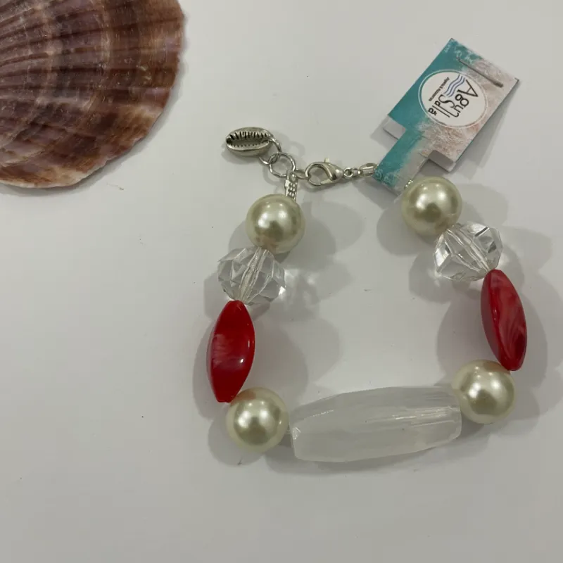 Pulsera de perlas y abalorios con dije de cauri