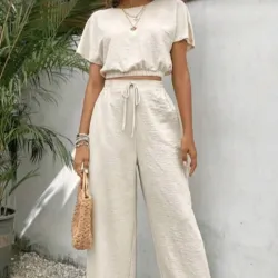 Conjunto de blusa y pantaloneta beige blusa corta de mangas 