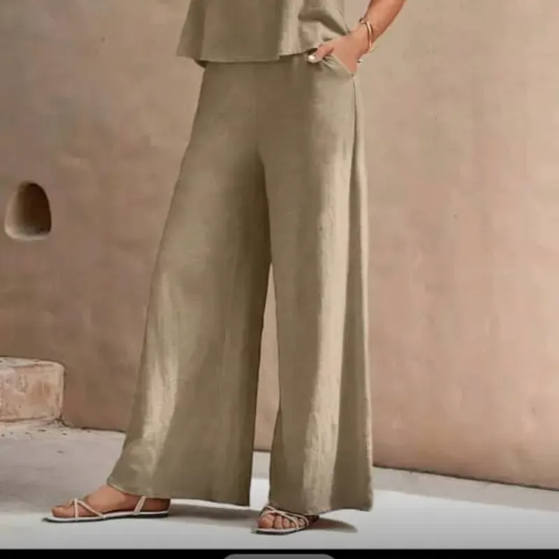 Conjunto de pantaloneta beige blusa sin mangas 