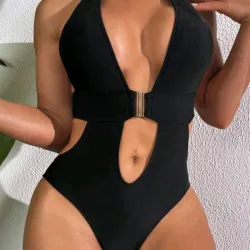 Trusa negra con broche el el centro 