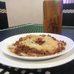 Spaguettis Especial de Salchicha y Queso Gouda 