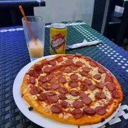 Pizza Criolla de Salchicha y Queso Blanco