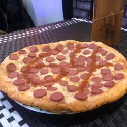 Pizza de Queso Gouda y Salchicha 