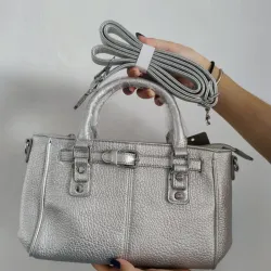 Bolso pequeño elegante plateado 