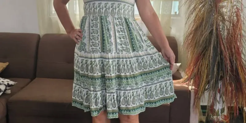 Vestido juvenil con arabescos