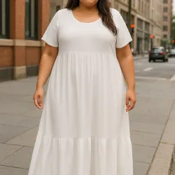 Vestido largo, con mangas y vuelo inferior. Blanco
