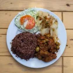 Fricasé de cordero con aceitunas y cebolla 