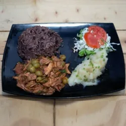 Ropa Vieja de Res con Aceitunas