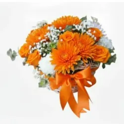 Arreglo circular de 25 flores variadas: naranjas y blancas