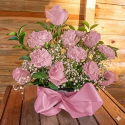 Arreglo vertical de 13 flores mixtas Rosadas: 7 rosas y 6 flores varias.