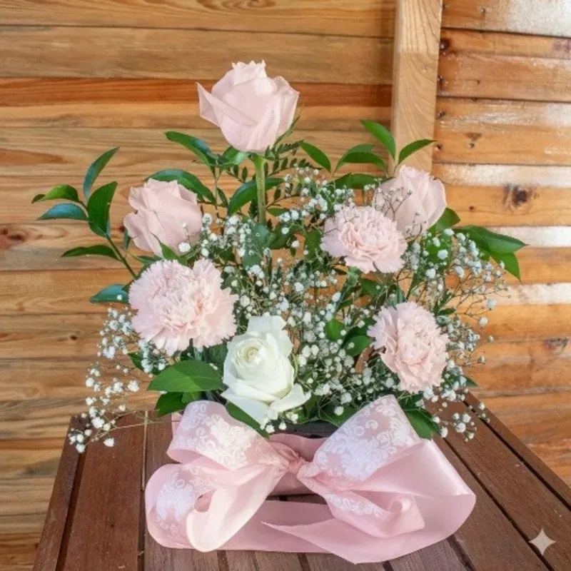 Arreglo vertical de 7 flores mixtas Rosadas: 4 rosas y 3 flores varias