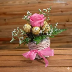 Cesta de bombones y Rosa Rosada