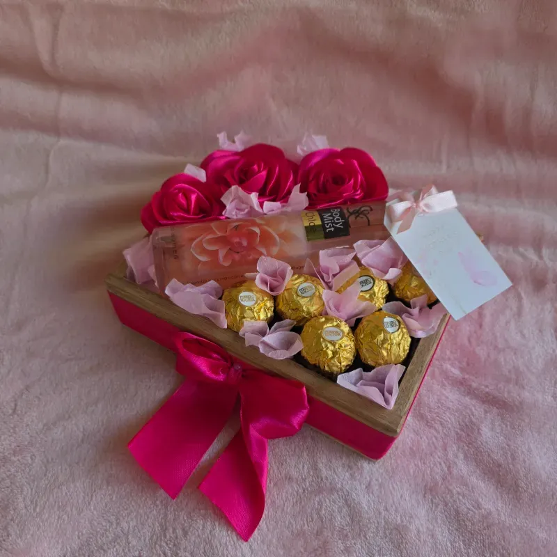 🌹Caja con Rosas y Colonia ( Para Mamá)