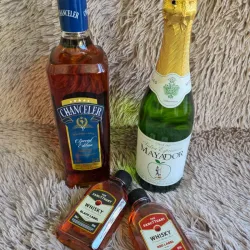 Canasta Especial 🍾( 1 chancelier etiqueta azul, 1 Sidra Mayador, 2 Whisky pequeños Black Level )