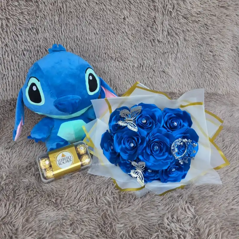 ✨ Para los amantes del azul y de Stitch 💙 Incluye: 🧸 Peluche grande de Stitch 💐 Hermoso ramo de flores 🍫 Bombones Ferrero Rocher 🎁