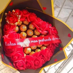 ✨Ramo de rosas con bombones Ferrero✨