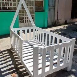 Cama infantil con baranda y lanzadera para mosquitero