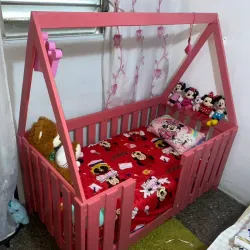 Cama infantil con techo de casita