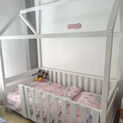 Camita con baranda y techo de casita