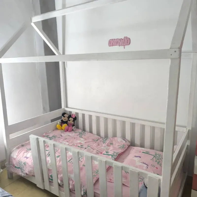 Camita con baranda y techo de casita