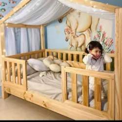 Camita infantil con baranda y techo de casita