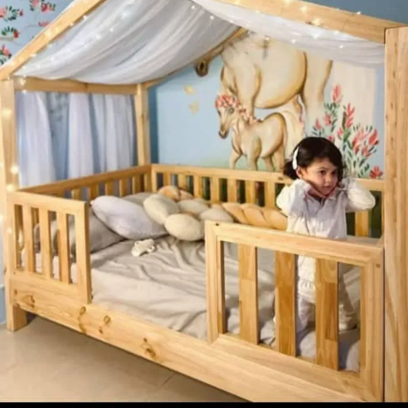 Camita infantil con baranda y techo de casita
