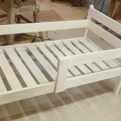 Camita infantil con barandas