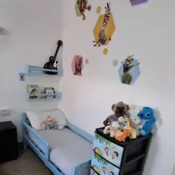 Camita pintada y repisas a juego