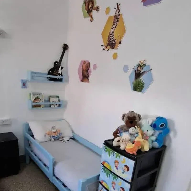 Camita pintada y repisas a juego