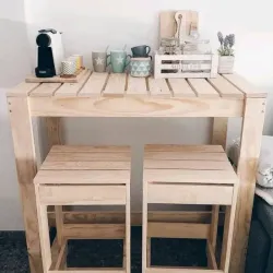 Juego de mesita con banquetas 