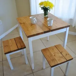 Juego de mesita con banquetas 