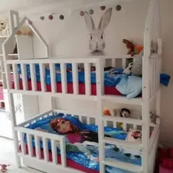 Litera con techo de casita