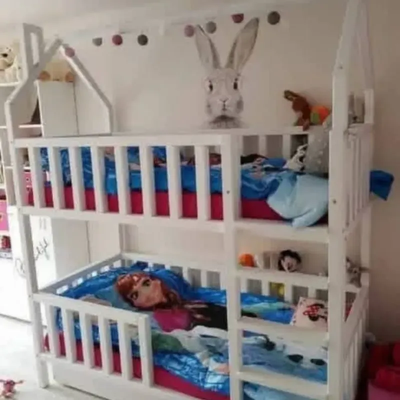 Litera con techo de casita