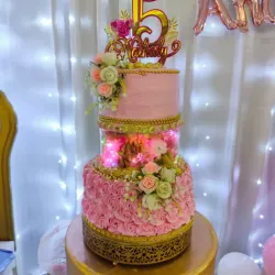 Cake de dos piso con Luces de Ada 