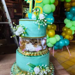 Cake de dos piso con Luces de Ada 