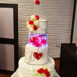Cake de tres piso con Luces de Ada 
