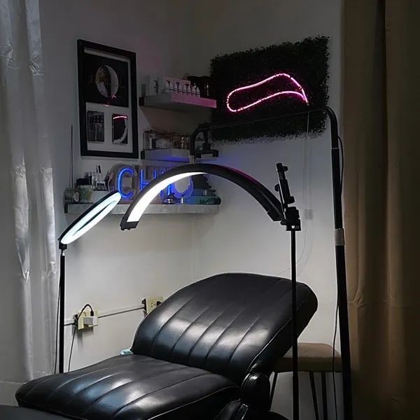 Allure Estética es un espacio dedicado al bienestar y la belleza integral, donde la armonía, la elegancia y el cuidado personalizado se fusionan para realzar tu esencia natural. Más que un salón, somos una experiencia transformadora que celebra la autenticidad y la confianza de cada persona.