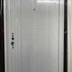 Puerta exterior blanca 