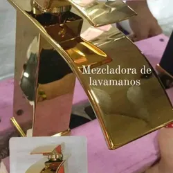 Llave lavamano dorada 