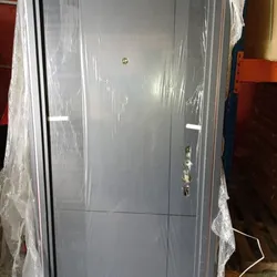 Puerta exterior negra 