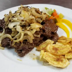 Bistec de res encebollado (beef steak with onions)