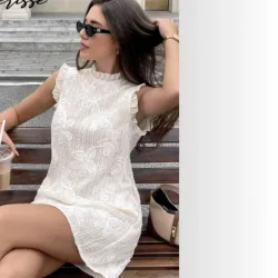 Vestido beige con flores caladas