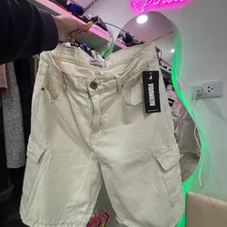 Bermuda con bolsillos beich