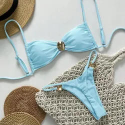 Bikini azul con joyas