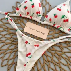 Bikini blanco con cerezas