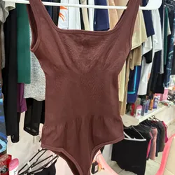 body carmelita con faja