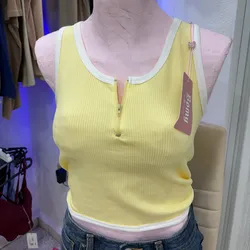 Camiseta con borde blanco