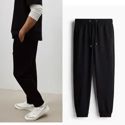 Mono de tela negro con puños abajo