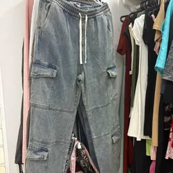 Pantalón de mezclilla con bolsillos