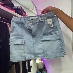 Saya mezclilla con bolsillos